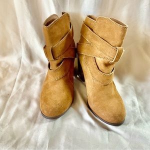 Plume leather boots size 7 in good condition.